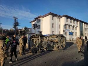 Gümüşhane’de belediye makam aracı ile jandarma minibüsü çarpıştı: 2 asker yaralandı