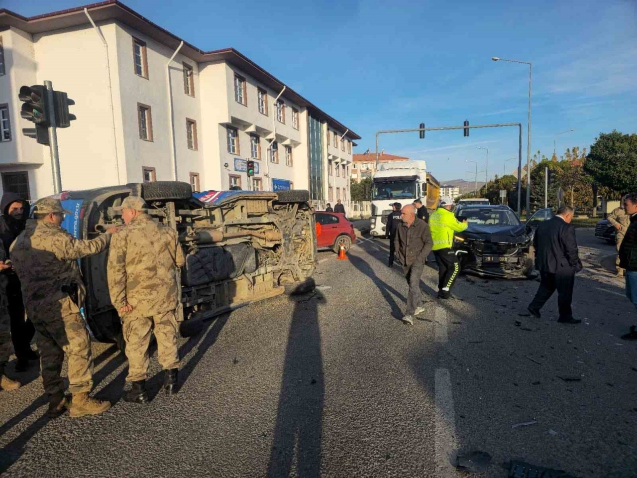 Gümüşhane’de belediye makam aracı ile jandarma minibüsü çarpıştı: 2 asker yaralandı