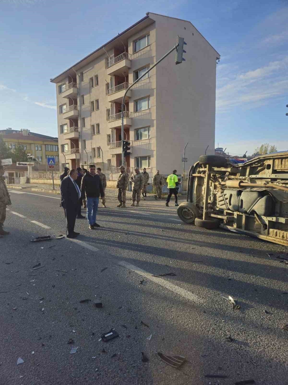 Gümüşhane’de belediye makam aracı ile jandarma minibüsü çarpıştı: 2 asker yaralandı