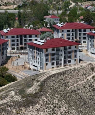 Gürün’de yapımı tamamlanan 85 afet konutunun anahtar teslimi yapıldı