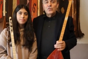 Güzel Sanatlar lisesini kazanan öğrenciye Başkan Demir’den 2 bağlama saz hediye