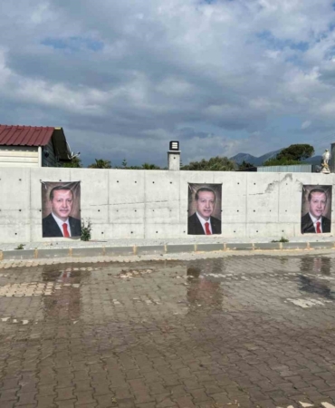 Güzelbahçe ilçe başkanı, Erdoğan sevgisini evinin duvarına taşıdı