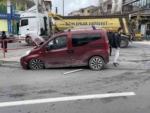 Hafif ticari araç ile otomobil çarpıştı: Yol trafiğe kapandı