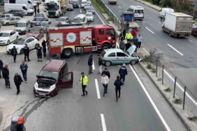 Hafif ticari araç ile otomobil çarpıştı: Yol trafiğe kapandı