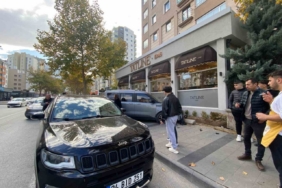 Hafif ticari araçla jeep çarpıştı