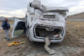 Hafif ticari araçların çarpıştığı kaza 7 kişi yaralandı