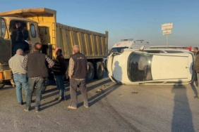 Hafriyat kamyonu ile çarpışan otomobil yan yattı: 1 yaralı
