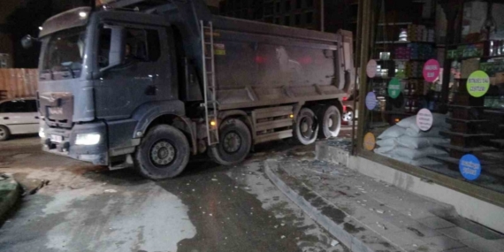 Hafriyat kamyonunun patlayan lastiği iş yerinin camlarını kırdı