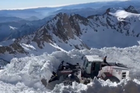 Hakkari’de karla mücadele çalışmaları aralıksız sürüyor