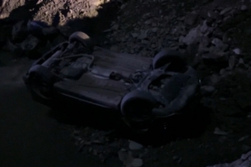 Hakkari’de otomobil dereye uçtu: 2 yaralı