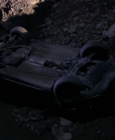 Hakkari’de otomobil dereye uçtu: 2 yaralı