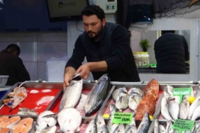 Hamsi denizlerde yüzünü gösterdi tezgahlarda fiyatını korudu