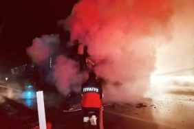 Hareket halindeki tır alev topuna döndü