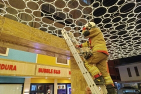 Hatay’da duvar boşluğuna sıkışan kedi itfaiye ekiplerince kurtarıldı