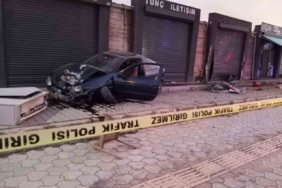 Hatay’da otomobil kaldırımdaki çocuğa çarptı