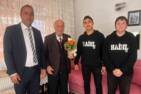 Hayrabolu’da öğrencilerin ziyareti emekli öğretmeni duygulandırdı