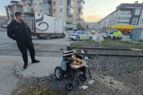 Hemzemin geçitte akülü aracı devrilen engelli vatandaş yaralandı