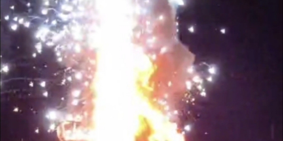 Hilvan’da alev alan otomobil bomba gibi patladı