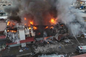 Hırdavat dükkanında çıkan yangını söndürme çalışmaları devam ediyor: Yangın, havadan görüntülendi