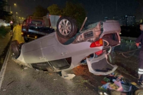 Hurdaya dönen araçtan yara almadan çıktılar