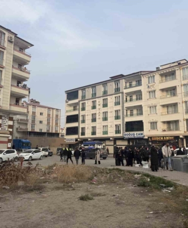 Husumetli iki aile sokak ortasında birbirine girdi: Silah sesleri mahalleyi ayağa kaldırdı