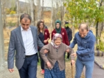 Hüyük’te evde sağlık hizmetinden yararlanan yaşlı hastalar adına fidan dikildi