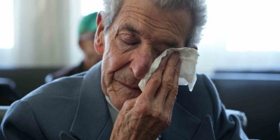 Huzurevinde öğrencilerden emekli öğretmenlere gönülleri ısıtan sürpriz: Gözyaşları sel oldu