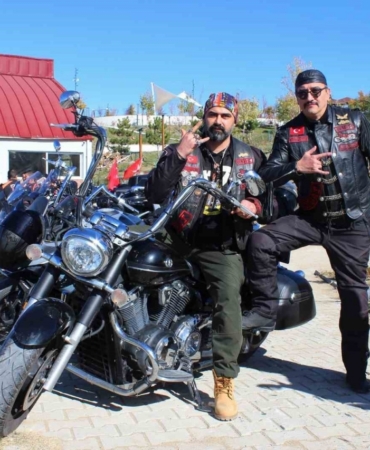 İki teker üzerinde yolculuk yapan motosiklet tutkunları, kentin farklı noktalarını tanıtıyor