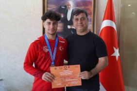 İl Müdürü Yunus Öztürk’ten milli güreşçiye tebrik