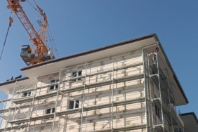 İntihar girişiminde bulunan arkadaşlarına aldırış etmeden çalışmaya devam ettiler