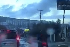 İş yerine girmek isteyen otomobile motosiklet çarptı: 2 yaralı