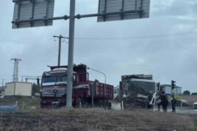 Işıklı kavşakta 2 kamyon çarpıştı: Sürücüler yaralandı