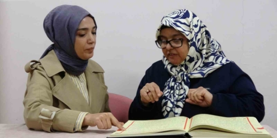 İşitme engelli kadın Kur’an-ı Kerim’i bir ayda öğrendi