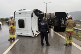 İskenderun’da devrilen tırın sürücüsü yaralandı