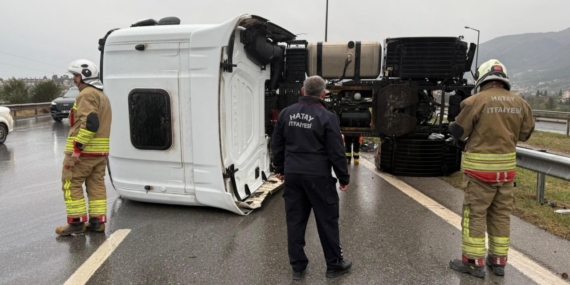 İskenderun’da devrilen tırın sürücüsü yaralandı