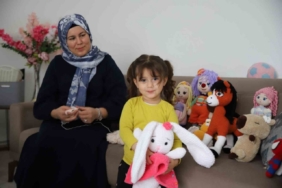 İşlediği oyuncaklarla 6 çocuğuna bakıyor