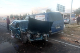 Isparta’da kamyonetle çarpışan otomobil hurdaya döndü: 2 yaralı