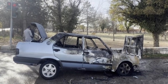 İşten çıkıp eve giderken otomobili yandı
