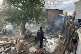 İtfaiye, evin çatısına sıçrayan yangını büyümeden söndürdü