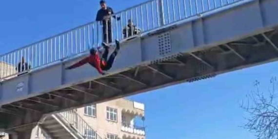 İtfaiyenin kurduğu havalı atlama minderi, hayatta tuttu