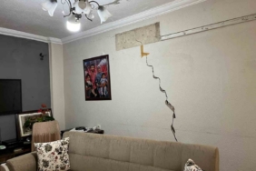 İzmir’de bir mahalle tünel kazısı yüzünden diken üstünde