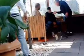 İzmir’de hırsızlık yaptığı öne sürülen taksi şoförüne darp