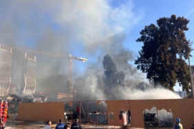 İzmir’de şantiyede yangın, gökyüzünü siyah dumanlar kapladı