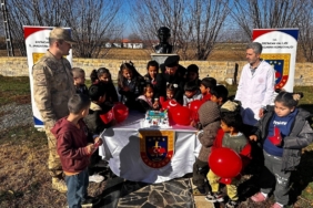 Jandarma ekiplerinden öğrencilere Çocuk Hakları Günü sürprizi