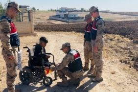 Jandarma engelli gencin reflektör talebini yerine getirdi