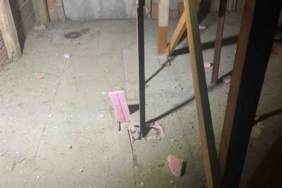 Kabus gibi gece: Yıldırım 4 katlı binanın çatısına düştü, mahalleli sokağa döküldü