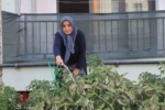 "Kadın eli değen her yer güzelleşir" sözü gerçek oldu: Depremzede kadın yeni yuvasının bahçesini ektiği sebzelerle güzelleştirdi