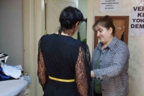 Kadın terzi kızlarının okuması için makine başına geçti