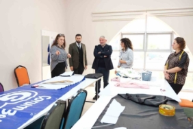 Kadınlar afişleri şık çantalara dönüştürüyor