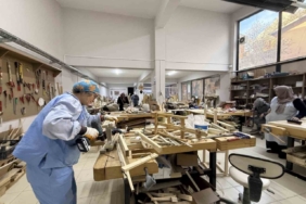 Kadınlar ahşap atölyesinde hem öğreniyor hem üretiyor